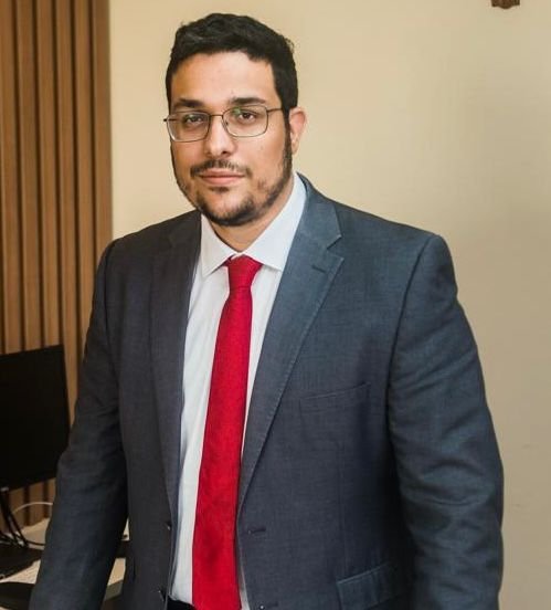 Retrato profissional de advogado em ambiente corporativo, parceiro do escritório SNA Advogados