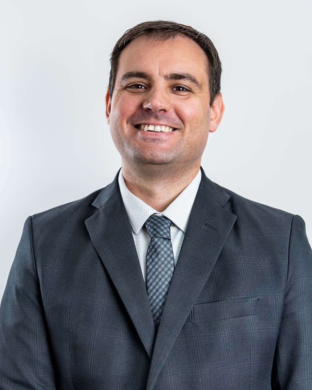 Retrato profissional de Diego Neves, integrante do escritório SNA Advogados