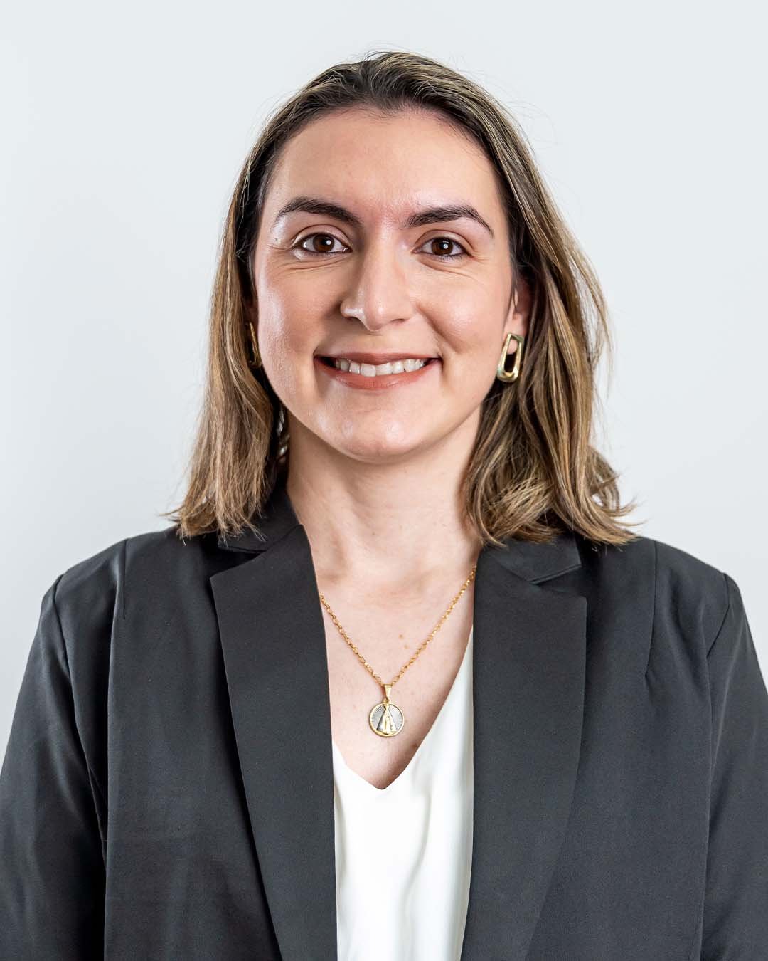 Retrato profissional de Jenifer, integrante da equipe do escritório SNA Advogados