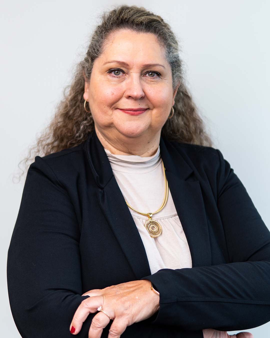 Retrato profissional de Miriam, integrante da equipe do escritório SNA Advogados